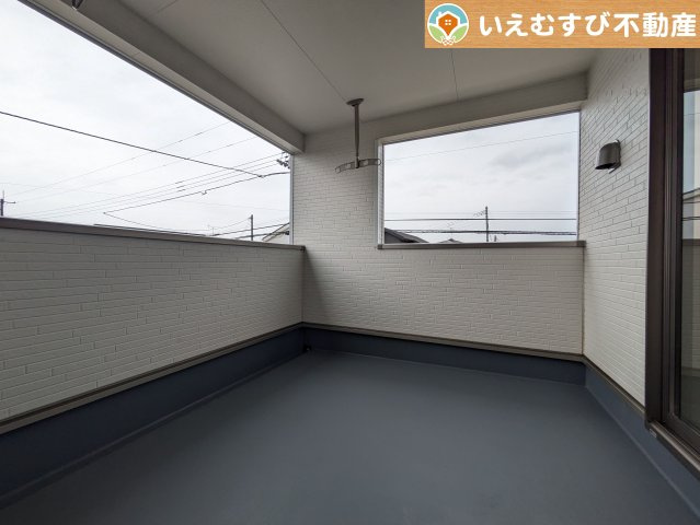 Cradle garden　大泉町寄木戸第17のバルコニー|ゆとりの広さのインナーバルコニー
急な雨でもインナーバルコニーなら安心！天気を気にせず干して外出できます♪