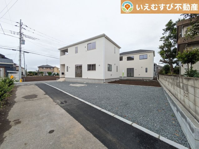 Cradle garden　大泉町寄木戸第17の駐車場|3台駐車可能なゆとりのカースペース
複数台車をお持ちでも、お友達が遊びに来てもゆとりの駐車スペース！