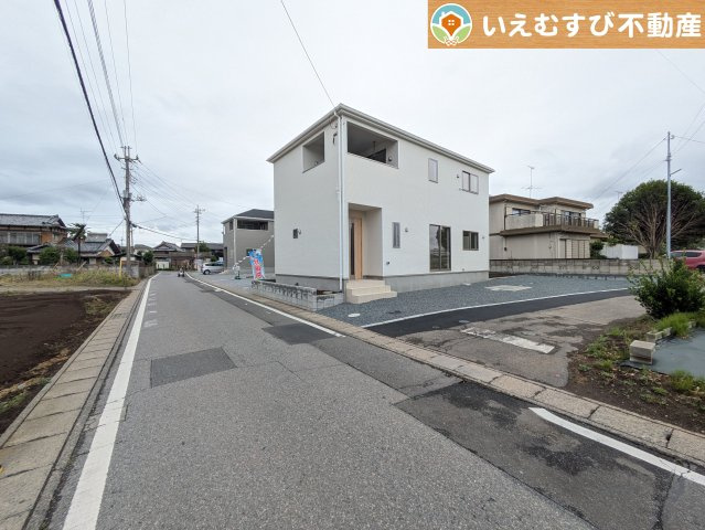 Cradle garden　大泉町寄木戸第17の前面道路含む現地写真|充分な広さの前面道路
間口が広くお車の出し入れも問題なく行えるスペースが確保されています♪
