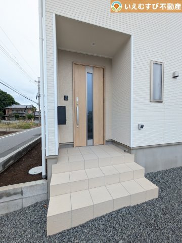 Cradle garden　大泉町寄木戸第17のエントランス|落ち着いた色づかいのエントランス
駐車場からアクセスの良いエントランス。雨の日や荷物が多くても安心の動線♪