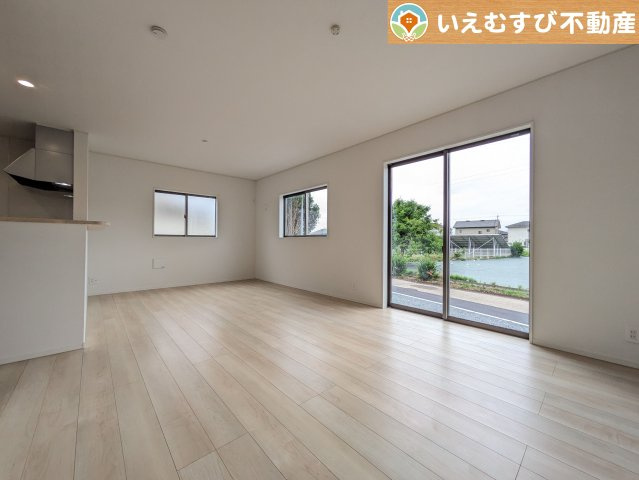 Cradle garden　大泉町寄木戸第17の居間・リビング|自然光で満たされる明るく開放感溢れるリビング
たっぷりの採光で明るい空間。家族みんなでくつろげます♪