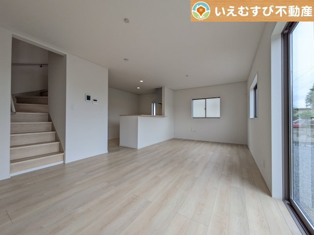 Cradle garden　大泉町寄木戸第17の居間・リビング|リビング階段で家族とのふれあいが増える暮らし
帰宅時などもリビングを通るので家族と顔を合わせる時間が増えますね♪