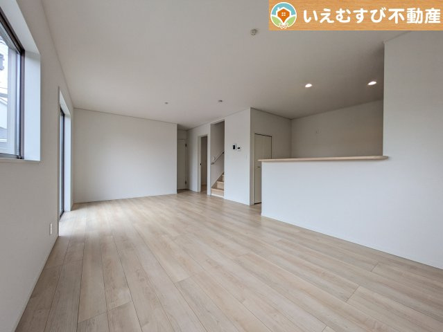 Cradle garden　大泉町寄木戸第17の居間・リビング|開放感と家族との距離感にこだわったＬＤＫ
採光たっぷりのリビングで休日には家族みんなでくつろげそうですね♪