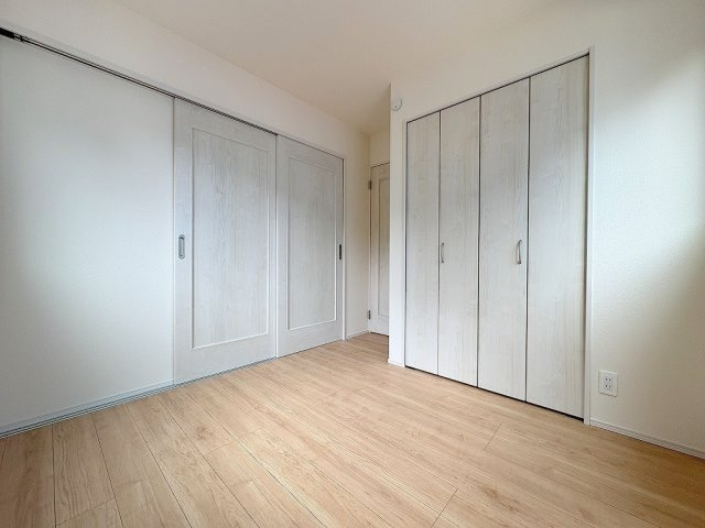 三郷市上彦名　新築戸建　全1棟　A号棟の洋室|1階リビング横の洋室は子供の遊び場やお昼寝スペースとしても活用できます