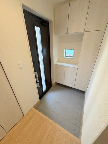 三郷市上彦名　新築戸建　全1棟　A号棟の玄関|カウンター部分にはお好きなインテリアが飾れます