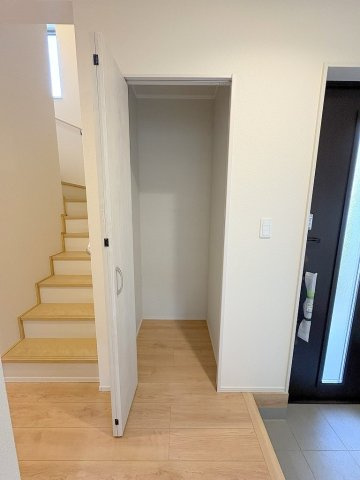 三郷市上彦名　新築戸建　全1棟　A号棟の玄関|玄関横に収納があるのでお出かけグッズの収納にも便利