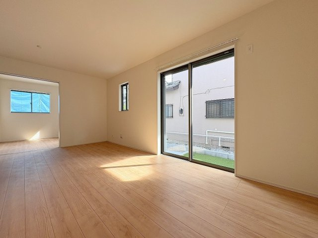 三郷市上彦名　新築戸建　全1棟　A号棟の洋室|南向きの陽当たり良好なリビングです