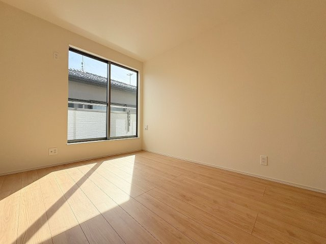 三郷市上彦名　新築戸建　全1棟　A号棟の洋室|バルコニーに面した明るい洋室です