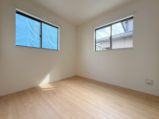 三郷市上彦名　新築戸建　全1棟　A号棟の洋室|2面採光の陽当たり良好な洋室6帖