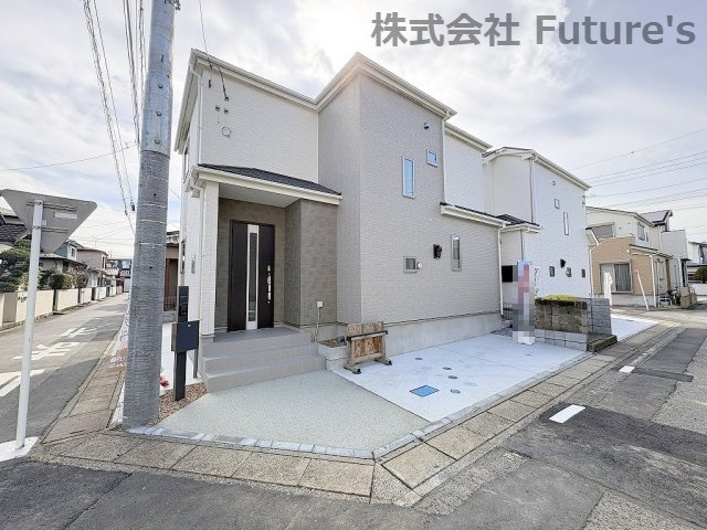 三郷市上彦名　新築戸建　全1棟　A号棟の外観|■明るく開放的な角地に位置する邸宅です■カースペース2台分確保