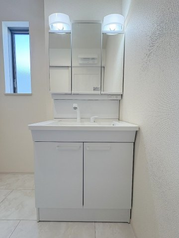 三郷市上彦名　新築戸建　全1棟　A号棟の独立洗面台|三面鏡付きシャワードレッサーで朝の準備も快適