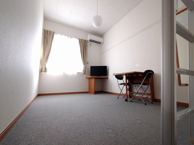 レオパレスサンヴィレッジ16の居間・リビング