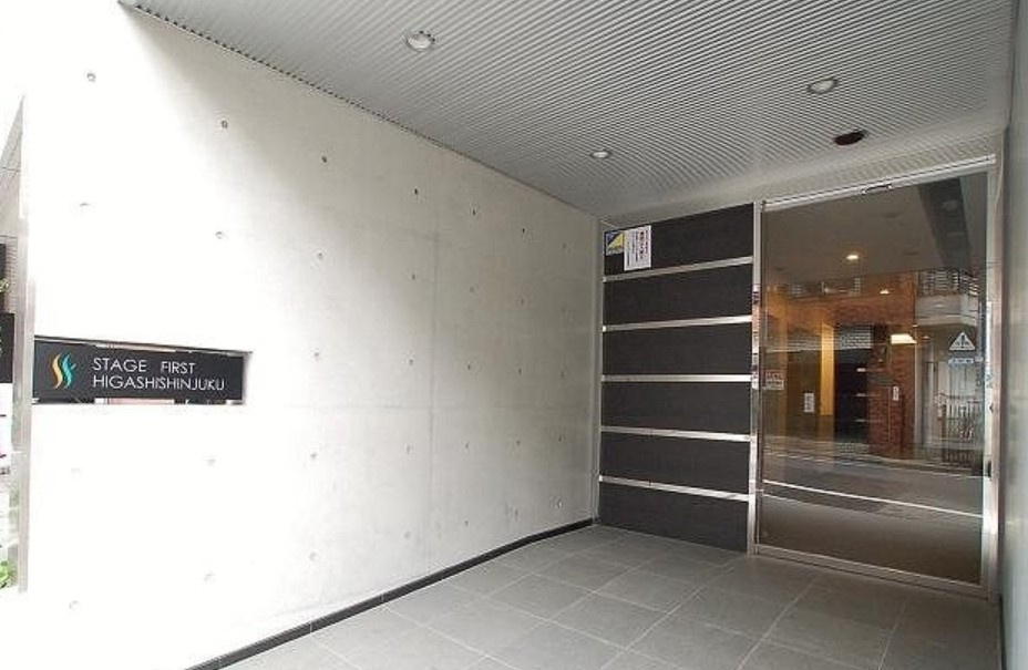 ステージファースト東新宿のエントランス