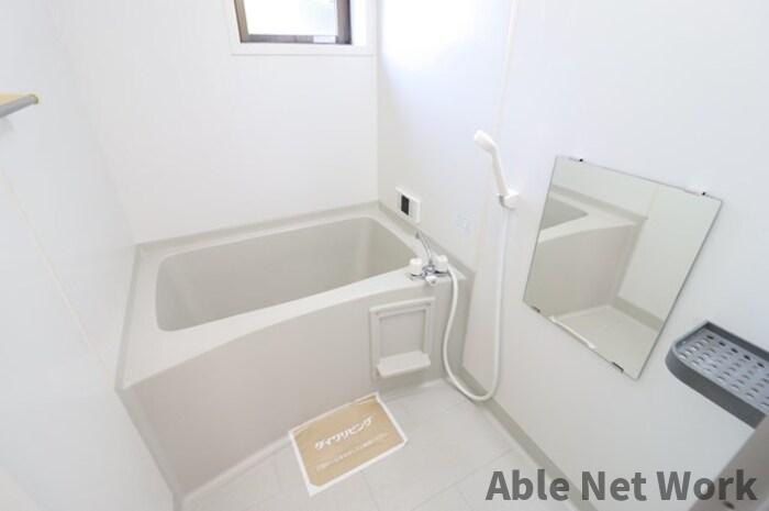 コンフォール・オリエAの浴室|小窓付きバス