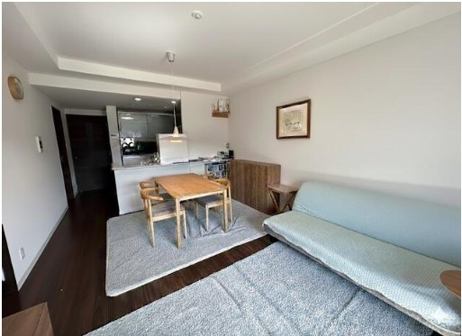 高知市本町５丁目ロイヤルガーデン鷹匠公園弐番館　中古マンションの居間・リビング|対面キッチンで家族がつながる、落ち着きのLDK