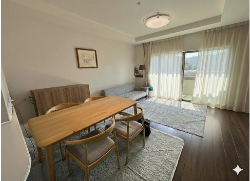 高知市本町５丁目ロイヤルガーデン鷹匠公園弐番館　中古マンションの居間・リビング|南面バルコニーから陽光が差し込む明るいLDK