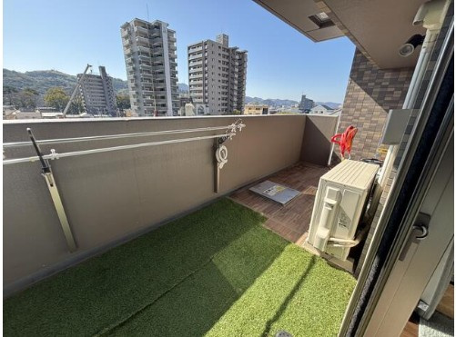 高知市本町５丁目ロイヤルガーデン鷹匠公園弐番館　中古マンションのバルコニー|開放感あふれる広々バルコニー付き