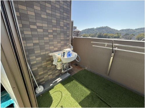 高知市本町５丁目ロイヤルガーデン鷹匠公園弐番館　中古マンションのバルコニー|ガーデニングも楽しめるスロップシンク付きバルコニー