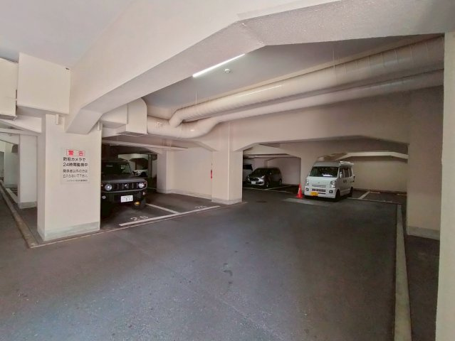 ハイマートすみれの駐車場