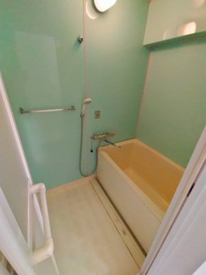 【浴室】 | ハイマートすみれ | レトロなカラーリングの浴室