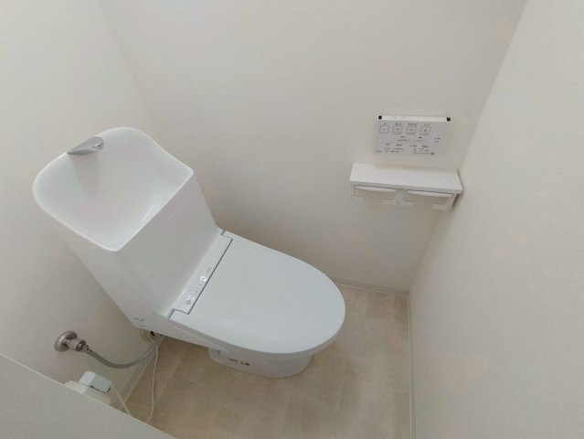 ハイマートすみれのトイレ|温水洗浄便座完備の洋式トイレ。手元で操作できる壁面リモコンで快適な使い心地。