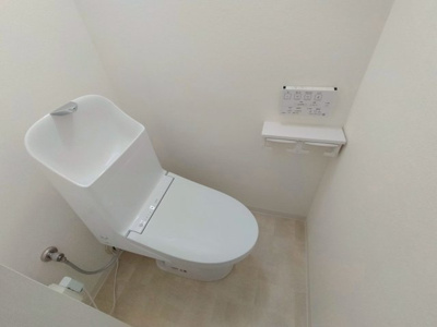 【トイレ】 | ハイマートすみれ | 温水洗浄便座完備の洋式トイレ。手元で操作できる壁面リモコンで快適な使い心地。