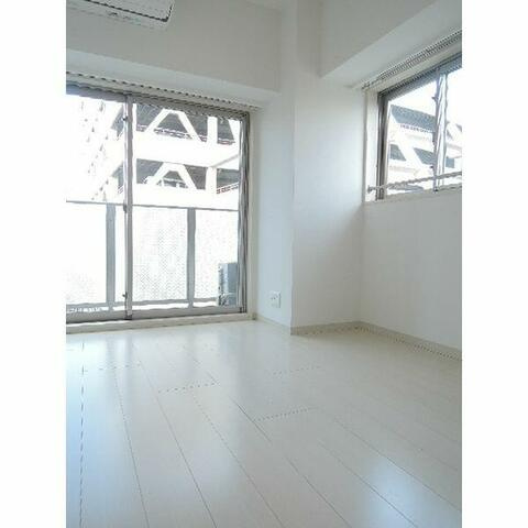 横浜翠葉BuildingⅠの居間・リビング|お洒落な白目調のフローリング♪