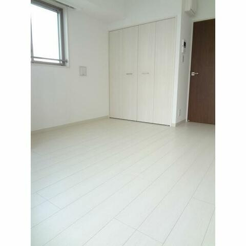 横浜翠葉BuildingⅠの寝室|2面採光の洋室♪