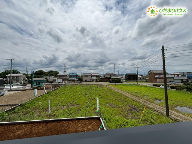 鴻巣市境　第1期　新築一戸建て　ワイウッドコート　04の展望|バルコニーからの開放的な見晴らし。前面に背の高い建物がなく、広い空と豊かな緑を遠くまで見渡せます。日常のふとした瞬間に心地よい解放感を味わえ、気分転換させてくれる恵まれた景観です。