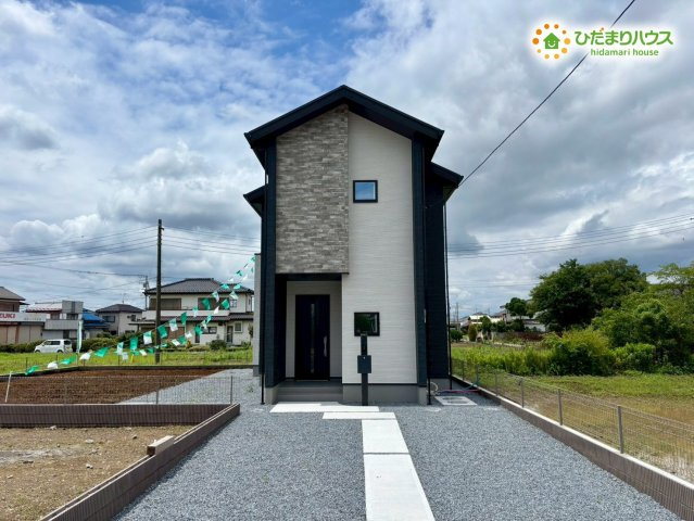 鴻巣市境　第1期　新築一戸建て　ワイウッドコート　04の外観|別角度から望むスタイリッシュで存在感のある外観スタイル。前面にゆとりあるアプローチが広がっており、圧迫感のない開放的な印象を与えてくれます。毎日の帰宅が楽しみになる佇まいですね。