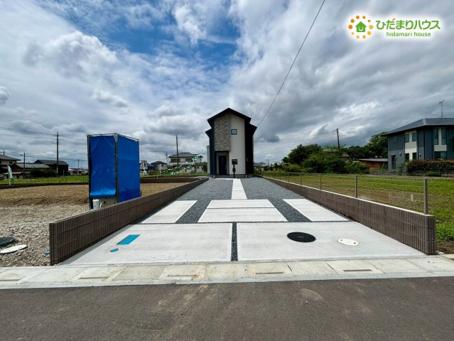 鴻巣市境　第1期　新築一戸建て　ワイウッドコート　04の駐車場|お車の駐車はもちろん、自転車の駐輪にもゆとりを持って対応できる敷地スペース。前面スペースが開けているため視界も良く、毎日の出し入れや来客時のお出迎えてもスムーズに行えて重宝します。