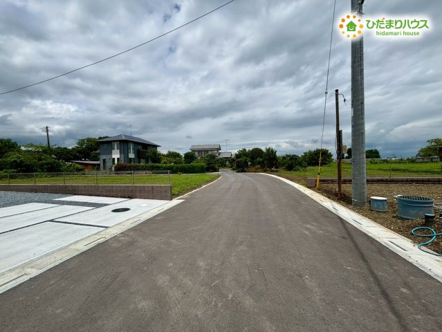鴻巣市境　第1期　新築一戸建て　ワイウッドコート　04の前面道路含む現地写真|すっきりと整備された綺麗な前面道路。交通量が少なく静かな環境が保たれており、小さなお子様のいるご家庭も安心です。道幅も広く視界が開けているため、お車の庫入れやすれ違いも落ち着いて行えますよ。