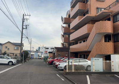 【外観】 | ライオンズマンション淵野辺第５ | 隣家の土地はどうなっているのか、生活利便施設が近くにあるのか、学校まで近いかなど、お客様のライフスタイルにあわせたイメージが重要です。また、近くにあると困る施設が近くにないかも確認するといいでしょう。