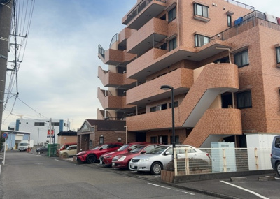 【外観】 | ライオンズマンション淵野辺第５ | 外観はマンション管理がされているかの目安になります。築年数が古いと、壁面は劣化してひび割れが生じることも！建物が古びていても細かいところが修繕されていると、きちんと管理されているなぁと感じるでしょう。