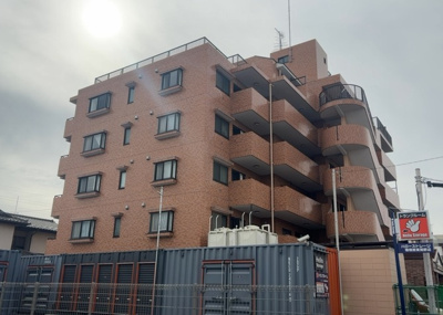 【外観】 | ライオンズマンション淵野辺第５ | 一般的なバルコニーは、奥行1.5ｍ程ですが、ワイルドバルコニーは2ｍまで広がっています。そのため洗濯物の間隔をあけ干すことができ、乾きやすいというメリットや、ガーデニングが楽しめる等の特徴があります。