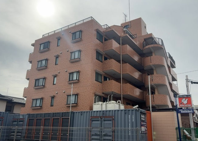 【外観】 | ライオンズマンション淵野辺第５ | 一般的なバルコニーは、奥行1.5ｍ程ですが、ワイルドバルコニーは2ｍまで広がっています。そのため洗濯物の間隔をあけ干すことができ、乾きやすいというメリットや、ガーデニングが楽しめる等の特徴があります。