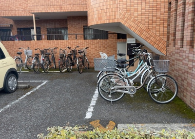 【駐車場】 | ライオンズマンション淵野辺第５ | 車一台あたりに必要なスペースは、標準サイズの普通自動車で横幅2m50cm、長さ5mは必要になります。ただし、乗降のことも考慮して横幅3m30cm、長さ5m50cmほどは確保できるところを選びましょう。