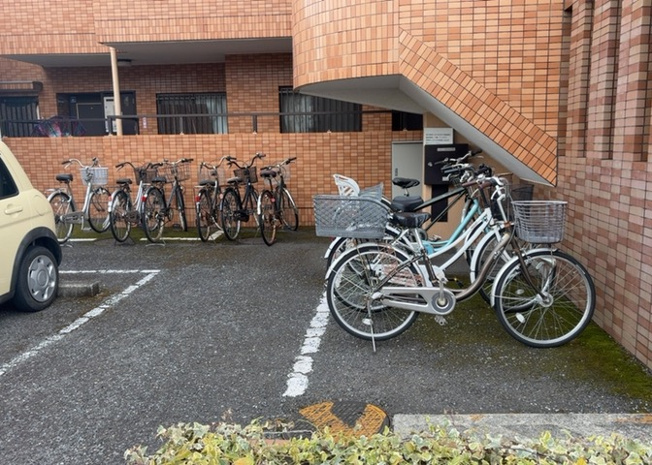 【駐車場】 | ライオンズマンション淵野辺第５ | 車一台あたりに必要なスペースは、標準サイズの普通自動車で横幅2m50cm、長さ5mは必要になります。ただし、乗降のことも考慮して横幅3m30cm、長さ5m50cmほどは確保できるところを選びましょう。