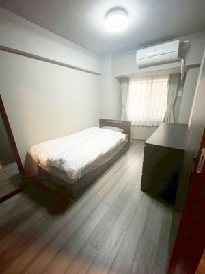 【洋室】 | ヴェレーナシティ夙川パークナード1 | ６帖の洋室は収納付き