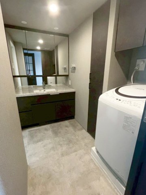 【脱衣所】 | ヴェレーナシティ夙川パークナード1 | 収納付きのため、水廻りもスッキリと片付きます