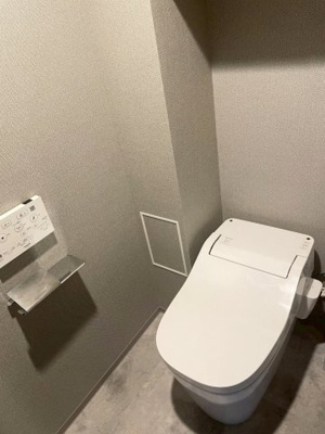 【トイレ】 | ヴェレーナシティ夙川パークナード1 | トイレには快適な温水洗浄便座付き。タンクレスのため空間広々