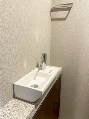 【トイレ】 | ヴェレーナシティ夙川パークナード1 | 手洗い器があるとすぐに手洗いができるので衛生的