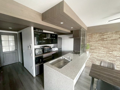 【キッチン】 | ヴェレーナシティ夙川パークナード1 | 料理をしながらリビングで遊ぶお子様の様子を見守ることができる対面式キッチン