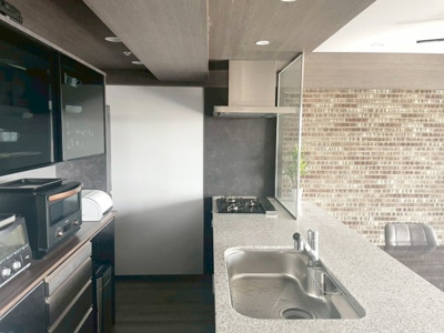 【キッチン】 | ヴェレーナシティ夙川パークナード1 | 健康的で安全な水を供給する活水器「アグアクリーン」や天然石天板キッチンなど豪華な設備