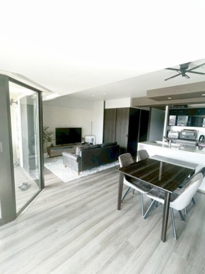 【居間・リビング】 | ヴェレーナシティ夙川パークナード1 | オープンエアデッキに面した明るいリビング