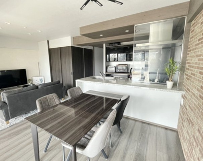 【居間・リビング】 | ヴェレーナシティ夙川パークナード1 | リビング隣の５帖の洋室の扉を開放すると、25.6帖の広々とした空間が広がります