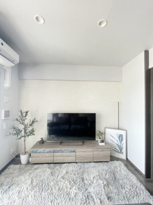 【居間・リビング】 | ヴェレーナシティ夙川パークナード1 | シックで高級感のある内装。大切なペットと暮らせます