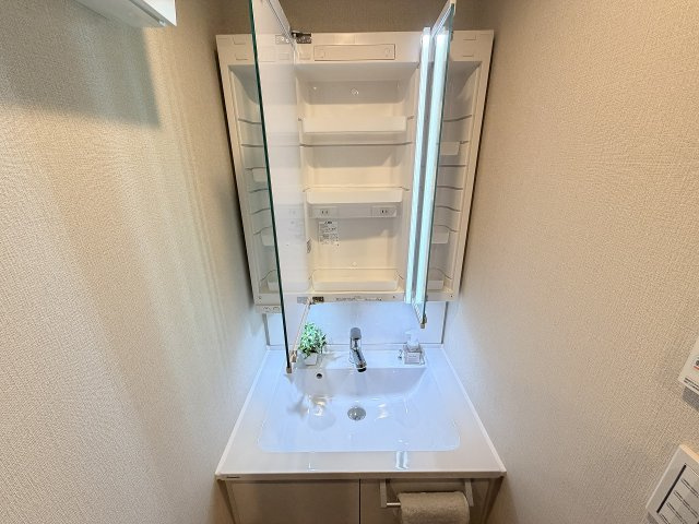 【独立洗面台】 | ライオンズマンション徳丸　（成増店） | 朝の身支度がスムーズに。合わせ鏡ができる三面鏡＆たっぷり収納の三面鏡付洗面化粧台新規交換済。