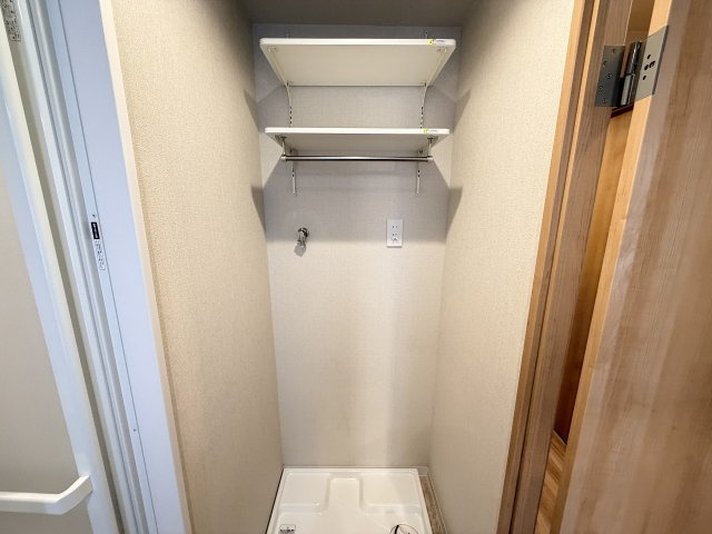 【独立洗面台】 | ライオンズマンション徳丸　（成増店） | 洗面室には、洗濯機用防水パンと可動棚を完備。