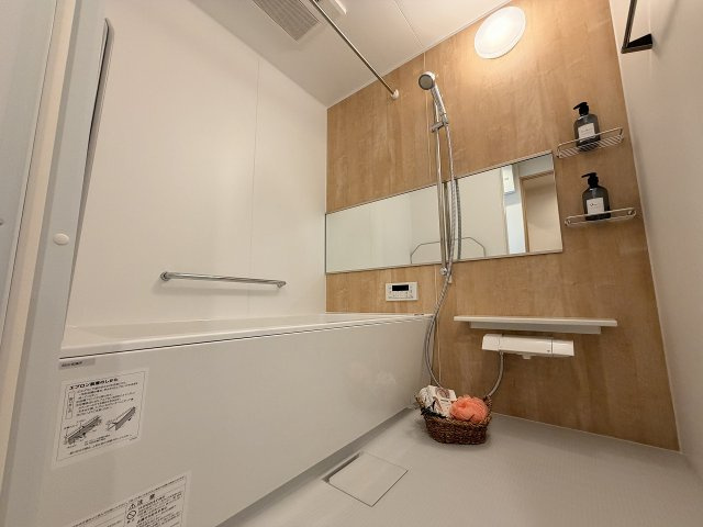 【浴室】 | ライオンズマンション徳丸　（成増店） | ユニットバス新規交換済。浴室乾燥機標準装備。浴室乾燥だけでなく、洗濯物も干せるので雨の日にも大助かりです。
